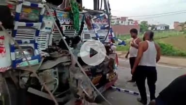 बक्सर: अहिरौली के पास राष्ट्रीय राजमार्ग 922 पर तेज रफ्तार ट्रक ने दूसरे ट्रक को मारी टक्कर, केबिन में फंसा चालक