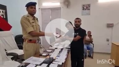 आरा: भोजपुर एसपी ने एसपी कार्यालय में ऑपरेशन मुस्कान के तहत 80 मोबाइल धारकों को सौंपे, बताया कि ये मोबाइल विभिन्न