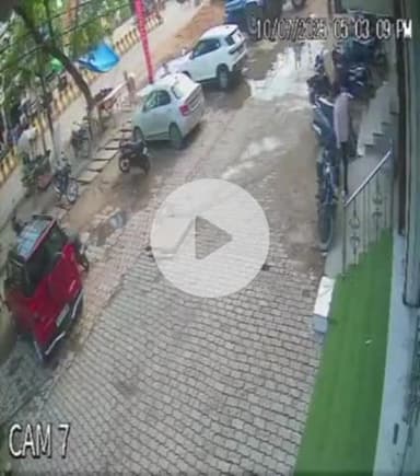 उन्नाव: शहर के आवास विकास कालोनी में जिम के बाहर खड़ी बाइक चोरी, सीसीटीवी फुटेज आया सामने