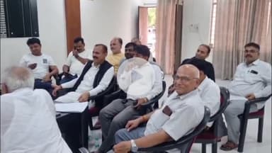 मऊरानीपुर: भाषा विवाद को लेकर विवादित बयान देने वाले राजनीतिक दलों की मान्यता रद्द करने की मांग, वकीलों ने SDM को ज्ञापन दिया