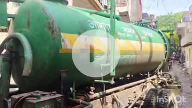 आगरा: बारिश से सोहल्ला में जलभराव की समस्या से निजात दिलाने के लिए नगर निगम की टीम ने पंपिंग मशीन लगाकर शुरू किया काम