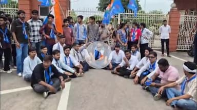 लाडपुरा: RBSC कक्षा 12 के पाठ्यक्रम में छेड़छाड़ के विरोध में NSUI ने कोटा यूनिवर्सिटी पर किया प्रदर्शन, नारेबाजी