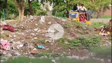 हसनपुर: आदमपुर में टेंपो चालक यात्री को छत पर बिठाकर कर रहे यातायात नियमों का उल्लंघन