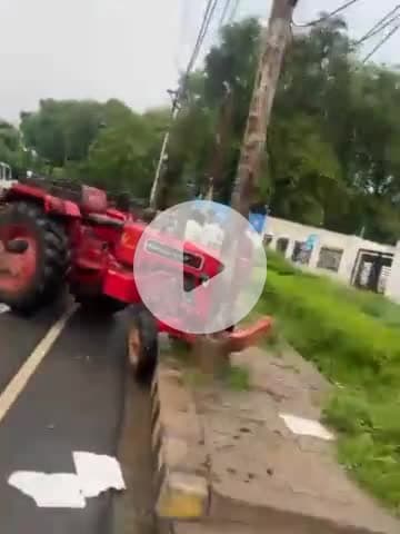 कन्नौज: कोतवाली रोड पर बैंक ऑफ इंडिया के सामने अनियंत्रित ट्रैक्टर पोल से टकराया, एक महिला हुई घायल