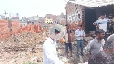 कोल: नीवरी में बिल्डर पर विवादित संपत्ति पर निर्माण कराने का आरोप, किसान ने मौके पर पहुंचकर हंगामा कर काम रुकवाया