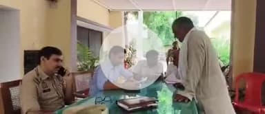 बहेड़ी: बहेड़ी कोतवाली परिसर में थाना समाधान दिवस में नायब तहसीलदार ने फरियादियों की शिकायतों को सुनकर निस्तारण के दिए आदेश