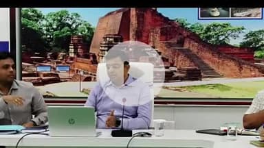 बिहार: जिला पदाधिकारी ने समाहरणालय में मुख्यमंत्री की योजनाओं के कार्यों की अधिकारियों के साथ समीक्षा बैठक की