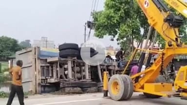 नवाबगंज: लखनऊ-अयोध्या राष्ट्रीय राजमार्ग पर कालिका हवेली के पास एक गिट्टी लदा ट्रक पलटा, लोग बाल-बाल बचे
