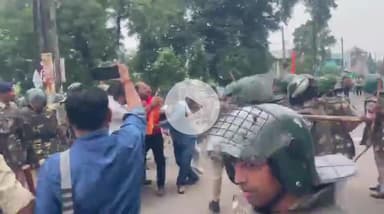 शांति पूर्ण तरीके से आंदोलन कर रहे करणी सेना व करणी सेना परिवार के राष्ट्रीय अध्यक्ष जीवन सिंह जी शेरपुर पर लाठीचार्ज का शिवसेना UBT मध्यप्रदेश  विरोध  करती है 
लोकतांत्रिक देश में में लोकतंत्र की हत्या की जा रही है 

@highlight