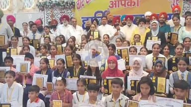 रामपुर: रविवार को भारत गार्डन में वीर खालसा सेवा समिति द्वारा मेधावी छात्र सम्मान समारोह में विधायक आकाश सक्सेना शामिल हुए