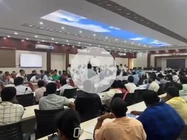 पूर्णिया पूर्व: महानंदा सभागार में जिलाधिकारी ने विशेष गहन पुनरीक्षण-2025 के कार्य की प्रगति की समीक्षा बैठक की