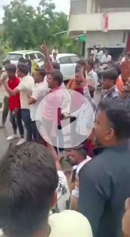 इछावर: हरदा कांड का असर: जावर में करणी सैनिकों का हंगामा, हाईवे पर बैठकर की जमकर नारेबाजी