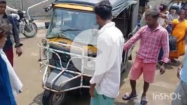 गोपालगंज: बंजारी मोड़ के पास टेम्पू और ई-रिक्शा की टक्कर, घटना के बाद उमड़ी लोगों की भीड़