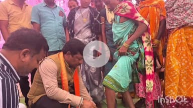 जगदलपुर: जीरागांव में चरण पादुका वितरण कार्यक्रम का आयोजन, सांसद महेश कश्यप ने तेंदूपत्ता संग्राहकों को चरण पादुका का किया वितरण