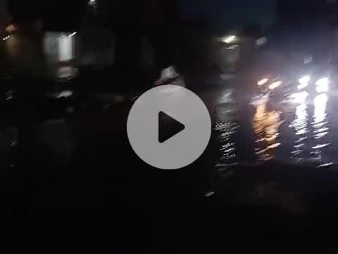 नया गांव रोड दुकानों के सामने पानी भरा हुआ है और इससे वाहन चालकों को बड़ा नुकसान हो रहा है  गोरम गौतम ऐसे ठीक कारो#पलवल