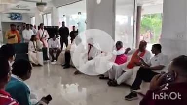 कुंडा: श्री श्री तुलसी महाराज के पिता की तेरहवीं में शामिल होने मातपुर मनगढ़ पहुंचे विधायक और धर्माचार्य, सुरक्षा के इंतजाम