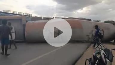 కమలాపురం: వల్లూరు : ఏ ఓబయపల్లి దగ్గర సిమెంట్ లోడు లారీబోల్తా.. తప్పిన పెను ప్రమాదం