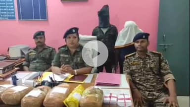 कुडू: कुडू थाना में SDPO ने गांजा तस्करी मामले में 2 आरोपियों की गिरफ्तारी और 7.750 किलो गांजा बरामदगी का किया खुलासा