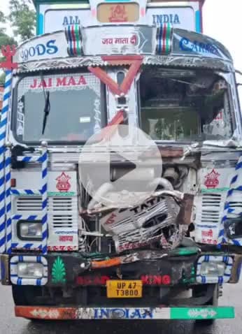 बहराइच: टिकोरा मोड़ के पास बस और ट्रक की भिड़ंत, टला बड़ा हादसा
