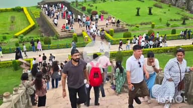 धार: मांडू में रविवार को उमड़ी पर्यटकों की भारी भीड़, 30 हजार से अधिक पर्यटकों ने स्मारकों का किया भ्रमण