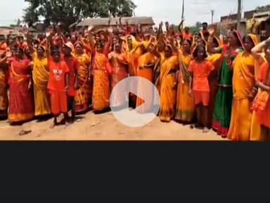 इचाक: बरकाकला से बाबा धाम के लिए 125 कांवरियों का भव्य जत्था रवाना