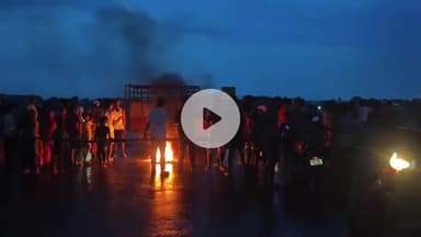 कटिहार: भट्टा टोला में विद्युत विभाग के खिलाफ लोगों का प्रदर्शन, घरों के ऊपर से गुजर रही तार हटाने की मांग