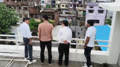 बीना: एसडीएम ने सिविल हॉस्पिटल का किया निरीक्षण, पानी टपकता देख मरम्मत के दिए निर्देश