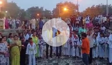 सुल्तानपुर: गोमती नदी स्थित सीताकुंड धाम पर आयोजित हुई सायंकालीन महाआरती, नाव पर सवार दिखे भोलेनाथ