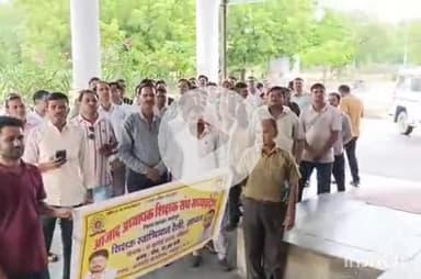 श्योपुर: ई-अटेंडेंस के खिलाफ शिक्षकों का प्रदर्शन, आजाद अध्यापक शिक्षक संघ ने निकाली रैली