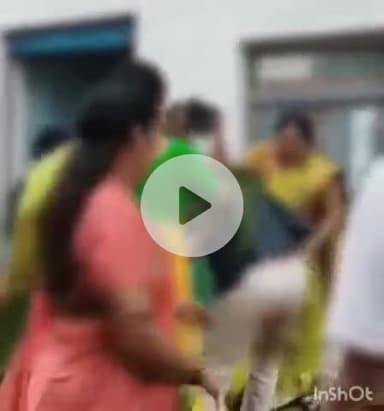 एत्मादपुर: खंदौली में महिलाओं ने अश्लील वीडियो भेजने वाले मनचले को लात, घूंसों और चप्पलों से जमकर पीटा, वीडियो हुआ वायरल