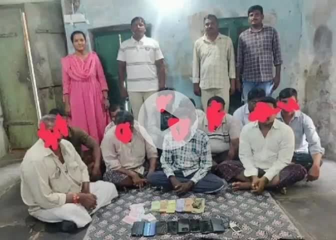 నాగులుప్పలపాడు: నాగులుప్పలపాడు మండలం తిమ్మసముద్రంలో పేకాట శిబిరంపై పోలీసుల దాడులు, 11 మంది అరెస్ట్
