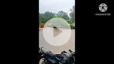 खुरई: लगातार दो दिनों से बरसात के कारण नदी-नाले उफान पर, कई रास्ते बंद, पुलिस बल तैनात