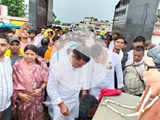 आज जननायक कर्पूरी ठाकुर जी की पुण्य स्मृति में उनकी प्रतिमा का अनावरण कर उन्हें श्रद्धांजलि अर्पित की गई।
यह कार्यक्रम पूनम सिन्हा (जिला परिषद सदस्य, वेन नालंदा एवं महिला जिला अध्यक्ष, जन सुराज नालंदा) के सौजन्य से संपन्न हुआ।