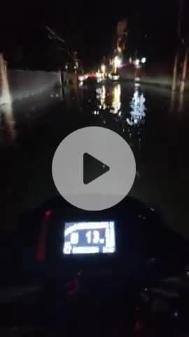 कलीनगर: शहर के स्टेशन रोड पर बारिश के बाद कई फीट तक भरा पानी, लोग हुए परेशान