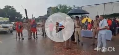 जानसठ: भोपा गंग नहर पटरी मार्ग पर कावड़ यात्रा को ध्यान में रखते हुए पुलिस अधिकारियों ने शिव भक्तों पर बरसात की