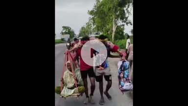 बड़ौत: दादी को कांवड़ में बैठा पोता श्रवण कुमार हरिद्वार से कर रहा पैदल यात्रा, बड़ौत में कहा- मां के चरणों में हैं तीनों धाम