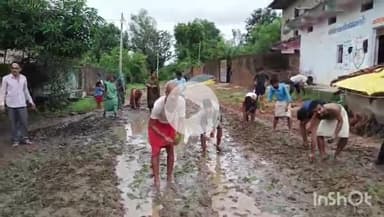 ब्यौहारी: पपौंध में सड़क की बदहाली से नाराज़ ग्रामीणों ने रोपा धान, विधायक को सुनाई खरी-खोटी