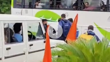 सर्किट हाउस चौराहे पर सूत्र सेवा बस के ड्राइवर और कंडक्टर की दबंगई, वीडियो वायरल