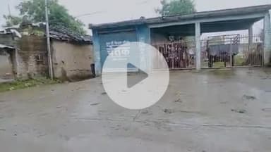 बारिश का मौसम भी मजाक करता है आप देख सकते हो कि बारिश तो हो रही हैं पर दिख नहीं रही जो बूंद गिरती हैं वो देखती नहीं