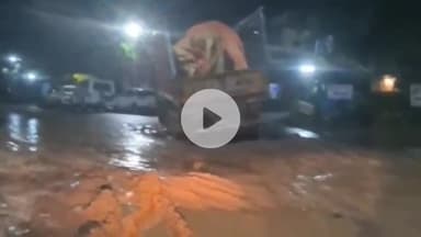 गहिरा नाला यादव धर्मकांटा के पास लोड ट्रक सड़क में धंसा, बारिश में नई सड़क की खुली पोल