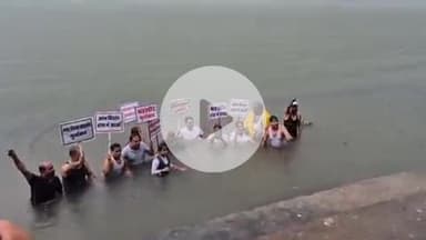 लाडपुरा: नगर निगम दक्षिण के पक्षपात रवैये के खिलाफ कांग्रेस पार्षदों ने भीतरिया कुंड चंबल नदी में किया जल सत्याग्रह