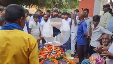 भभुआ: बसपा के पूर्व प्रदेश महासचिव के निधन पर जिप सदस्य विकास सिंह उर्फ लल्लू पटेल उनके गांव सिकठी पहुंचे