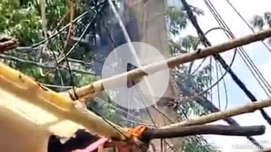 देवघर: बेला बगान कालीबाड़ी के पास बिजली के पोल में शॉर्ट सर्किट से पंडाल में आग लगी