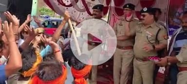 बदायूं: बदायूं के कल्याणचौक पर कांवड़ यात्रा पुलिस सहायता केंद्र का एसएसपी ने उद्घाटन किया, कांवड़ियों पर पुष्पवर्षा की