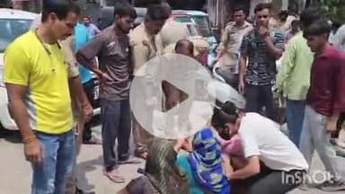 कोल: क्वार्सी, टीकाराम डिग्री कॉलेज की छात्रा को चाकू मारने के मामले में आक्रोशित परिजनों ने रोड पर किया जाम और प्रदर्शन