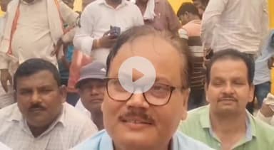 बहराइच: विकास भवन में पंचायती राज कर्मियों ने धरना प्रदर्शन किया शुरू, डीएम के तबादले की मांग