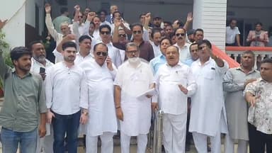 रामपुर: सोमवार को कलेक्ट्रेट में कांग्रेस पार्टी ने वाराणसी में कांग्रेस नेताओं पर एफआएआर के विरोध में ज्ञापन सौंपा