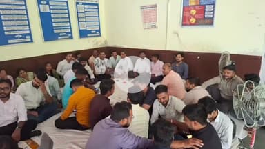 नवाबगंज: हापुड़ में घटित घटना के क्रम में उ०प्र० लेखपाल संघ ने नवाबगंज तहसील में धरना प्रदर्शन कर सीएम को संबोधित ज्ञापन दिया