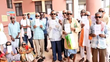 कोडरमा: जिला प्रशासन और इंपैक्ट इंडिया के लाइफलाइन एक्सप्रेस द्वारा आयोजित नि:शुल्क स्वास्थ्य शिविर में उमड़ी भीड़