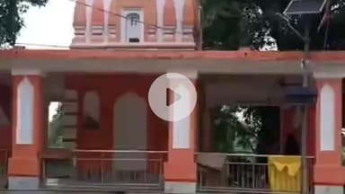 कादीपुर: कादीपुर के शिव मंदिरों में सोमवार को सुबह से श्रद्धालुओं की भीड़, विधि विधान से कर रहे हैं पूजन अर्चन